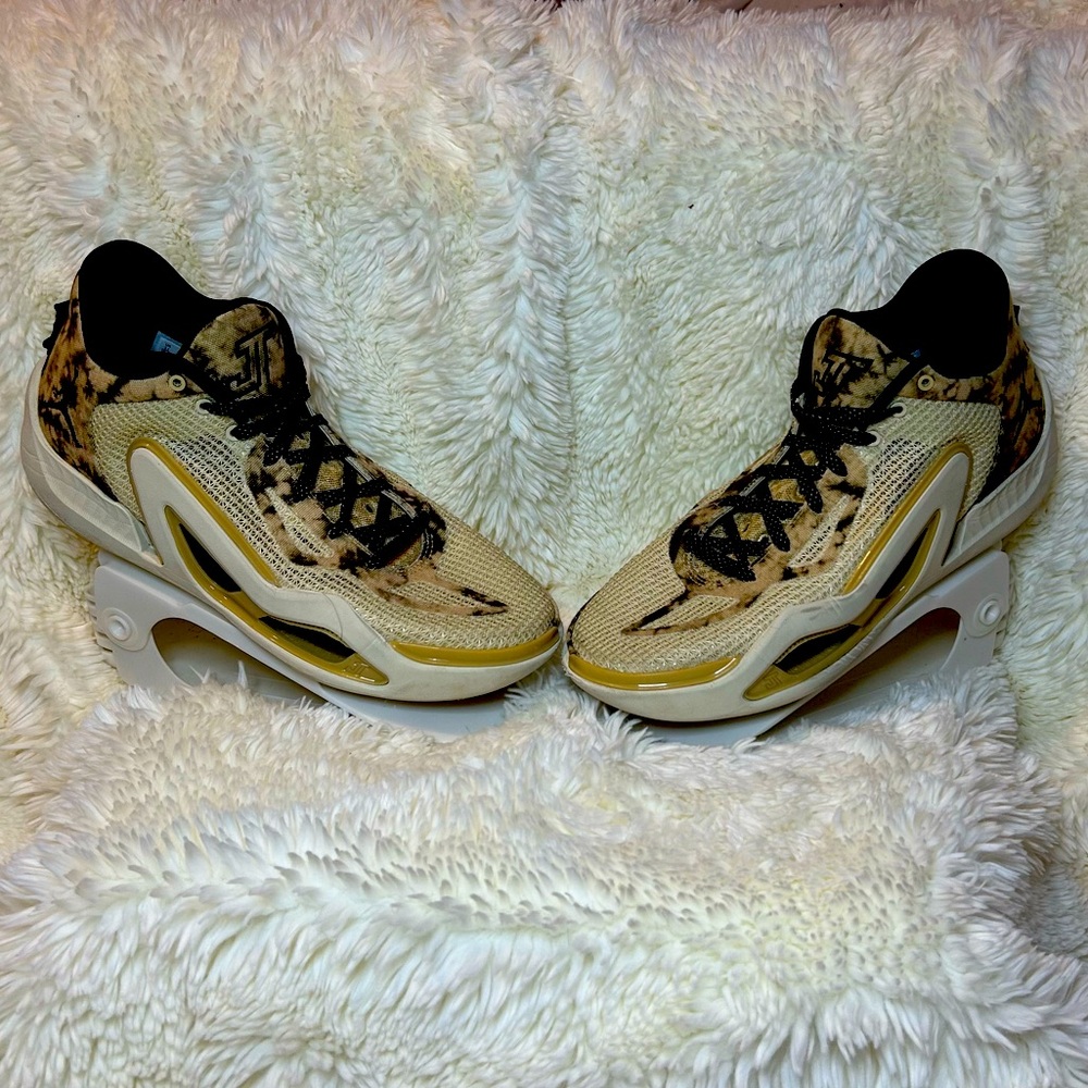 JORDAN - TATUM 1 “TUNNEL WALK” - MENS SIZE 11 - ONLT USED ONCE OR TWICE